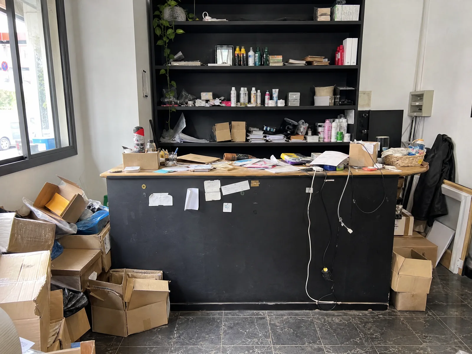 El rincón del local antes del trabajo: revuelto, con cosas fuera de su sitio